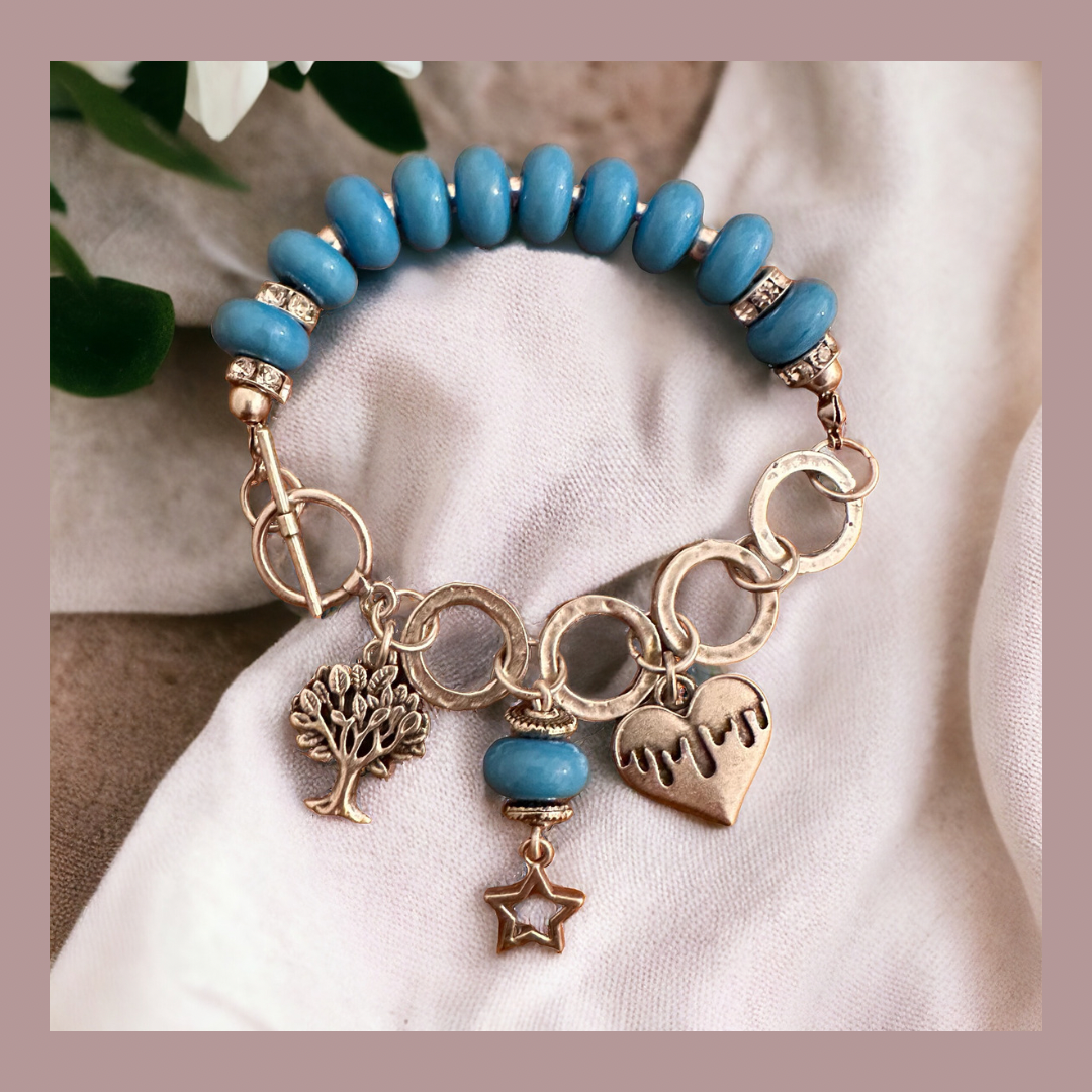 Stilvolles versilbertes Armband mit pastelltürkisen Murano-Glasperlen