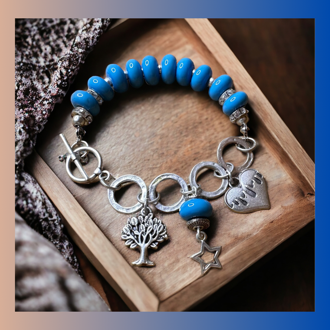 Stilvolles versilbertes Armband mit pastelltürkisen Murano-Glasperlen