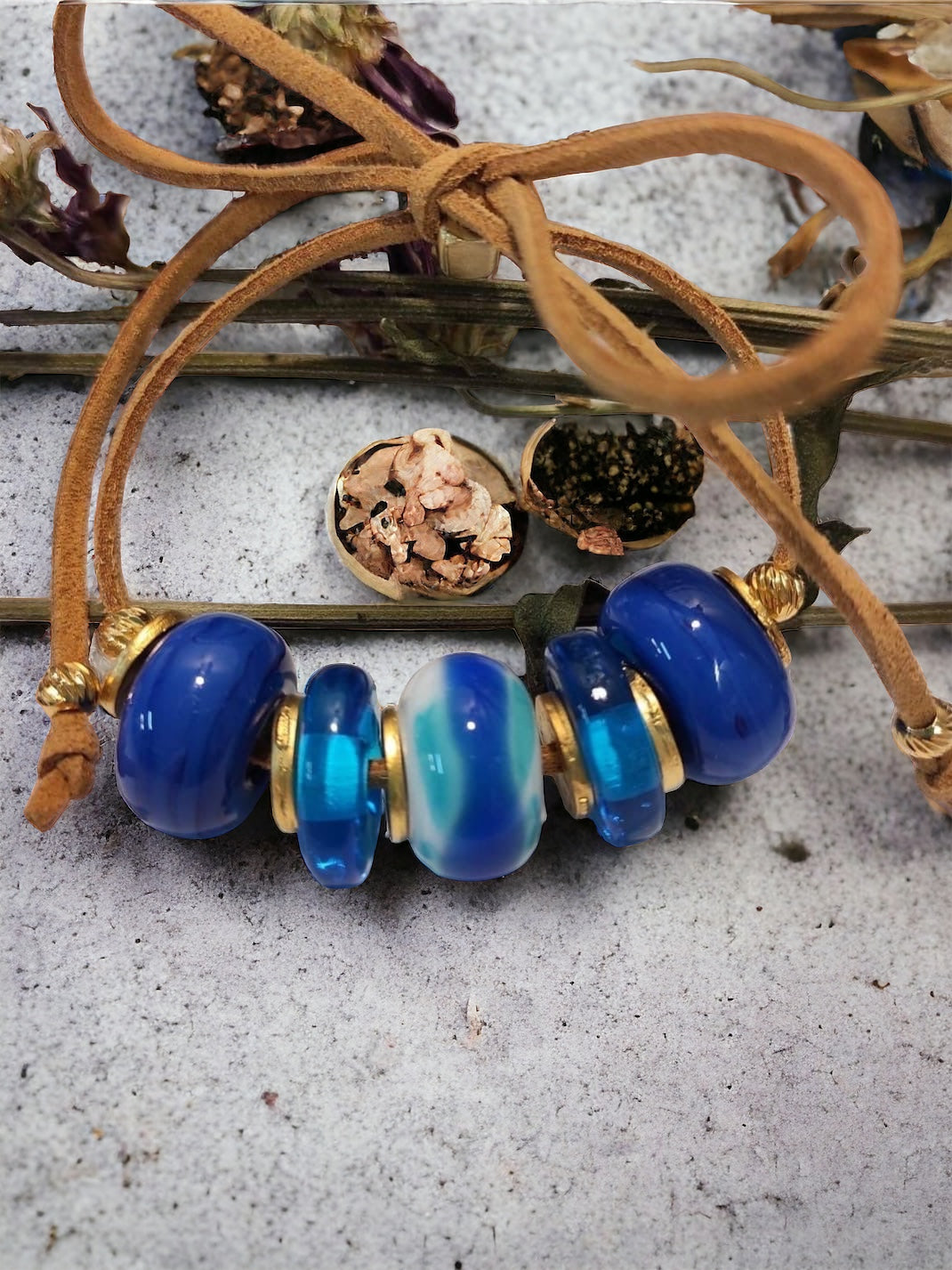 Handgefertigtes 18 Karat vergoldetes Lederarmband mit transparenten und pastellblauen Glasperlen