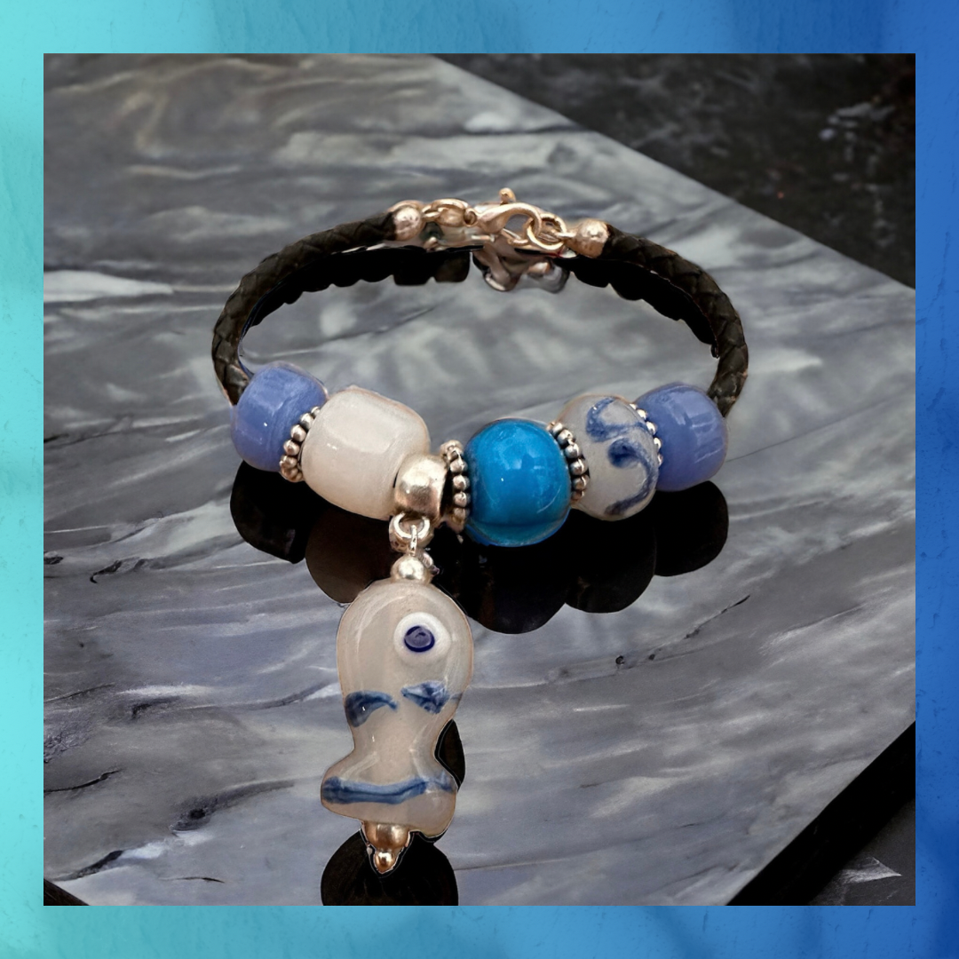 Meeresblaues und pastellweißes Fisch Armband aus Glas