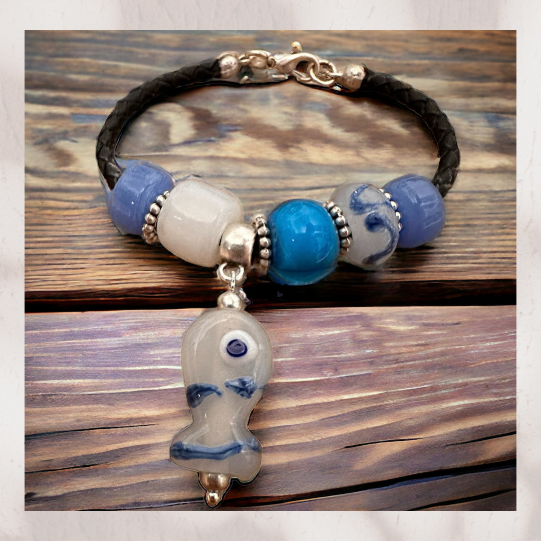 Meeresblaues und pastellweißes Fisch Armband aus Glas