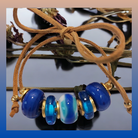 Handgefertigtes 18 Karat vergoldetes Lederarmband mit transparenten und pastellblauen Glasperlen